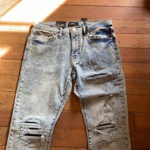 I’m selling the Luke Skinny jean- light blue wash